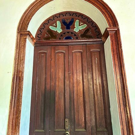 Hostal Velvet Plaza Santa Ana Bagian luar foto