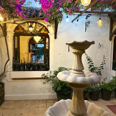 Hostal Velvet Plaza Santa Ana Bagian luar foto