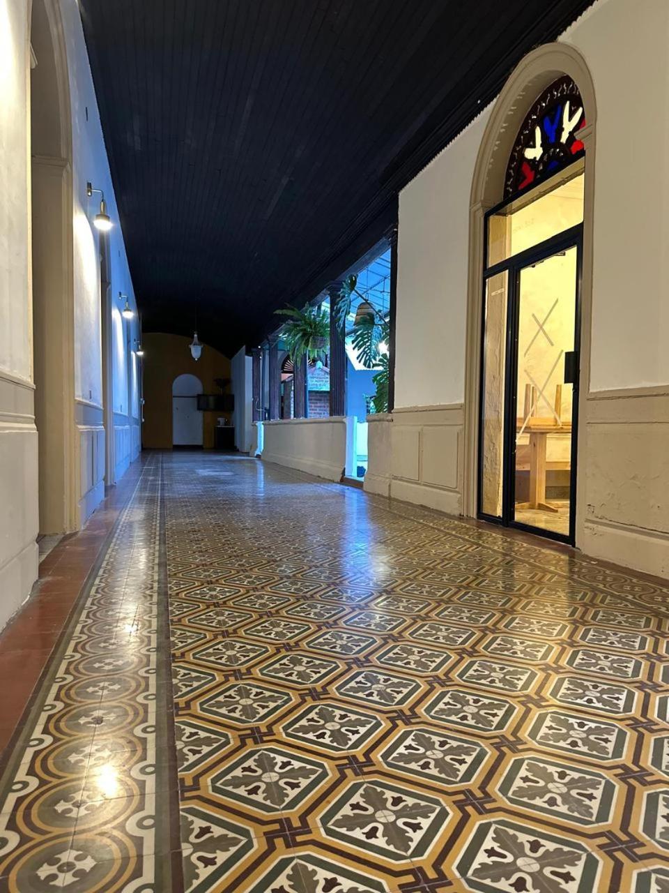 Hostal Velvet Plaza Santa Ana Bagian luar foto