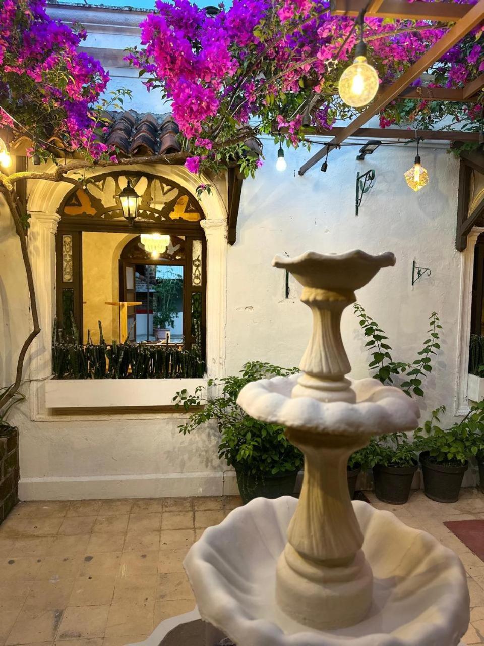 Hostal Velvet Plaza Santa Ana Bagian luar foto